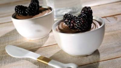 Decore el mousse de chocolate con moras frescas.