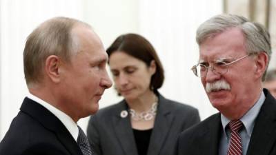 El presidente ruso, Vladímir Putin , recibe al asesor de seguridad nacional de la Casa Blanca, John Bolton, en el Kremlin de Moscú. Foto: AFP