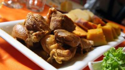 Plato de adobo de cerdo, tradicional de la cocina tacneña, en Tacna (Perú).