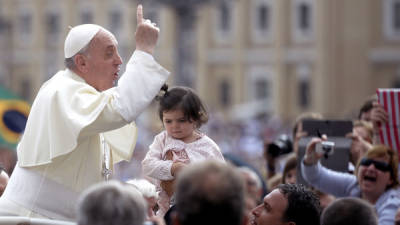 El Papa ha mostrado su carisma al saludar y darles besos a los niños en sus apariciones públicas.