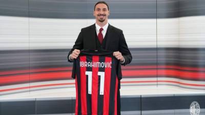 Zlatan Ibrahimovic, feliz tras firmar su ampliación de contrato con el AC Milan.