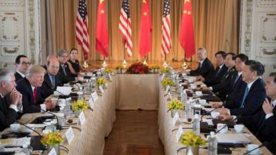 La reunión de las delegaciones china y estadounidense se desarrolla en el club Mar-a-Lago, propiedad de Trump.