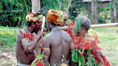 Varios miembros de una tribu indígena en Papúa-Nueva Guinea. EFE/Archivo.