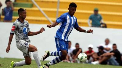 Anthony 'Choco' Lozano jugó de titular el segundo amistoso ante Motagua. Acá es marcado por Santiago Vergara. Foto Juan Salgado