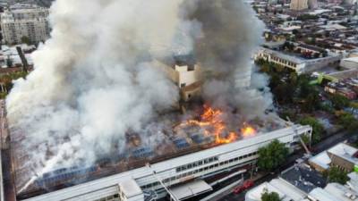 Familiares de los ingresados se agolparon a las puertas del centro nada más enterarse del fuego y los medios locales mostraron algunas escenas de pánico.