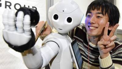 Este es el androide Pepper atendiendo a los asistentes a la competencia. El aparato fue creado por la empresa japonesa de telefonía SoftBank que organizó el concurso este fin de semana para dotar de software al robot.