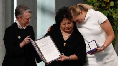 Beatrice Fihn, presidenta de la ICAN, recibe el premio Nobel de la Paz.