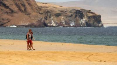 Turistas de visita en la Reserva de Paracas, Perú.