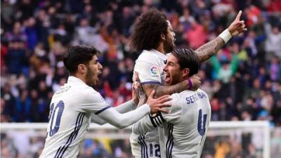 Marcelo celebrando su gol con Sergio Ramos y Marco Asensio. Foto AFP