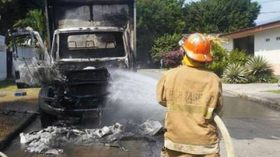 Personal del Cuerpo de Bomberos se abocó de inmediato al lugar.