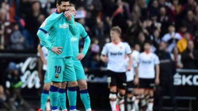 La tristeza en Messi era evidente tras la caída ante Valencia en Mestalla. Foto AFP.
