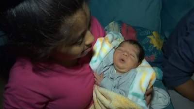 La hondureña Maryuri Serrano (19) y su esposo Miguel Ortiz (20) tuvieron un segundo varón al que llamaron Michael, el primer bebé de la caravana nacido en EEUU.