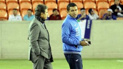 Amado Guevara junto a Jorge Luis Pinto previo al inicio del partido entre Honduras y Jamaica en Houston. Foto cortesía Deporte Total USA