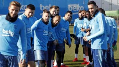 Los jugadores del Barcelona en entrenamiento en la Ciudad Deportiva Joan Gamper.