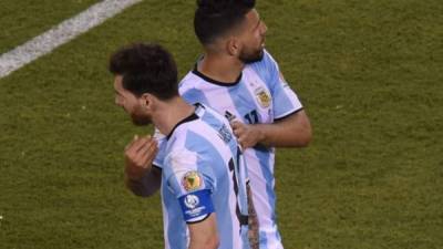 Kun mientras consolaba a Messi. Foto Twitter.