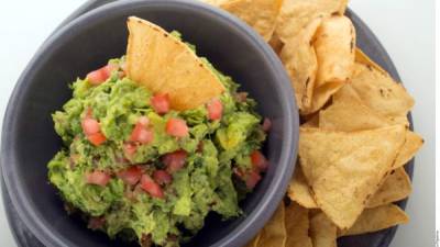 El guacamole es perfecto para servir como entrada junto a unas tortillas fritas de maíz.