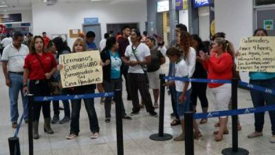 Muchos hondureños llegaron al aeropuerto apoyando a la agrupación Los Guaraguao de Venezuela.
