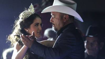 Rubí baila con su padre durante la celebración de sus 15 años.