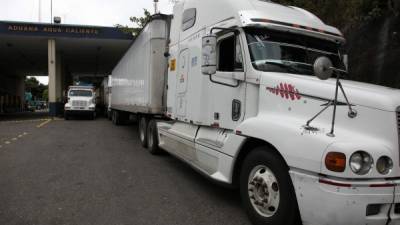 Un furgón atraviesa el paso fronterizo de la aduana Agua Caliente