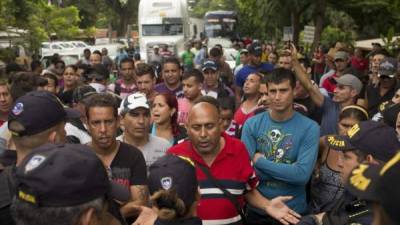 Los migrantes cubanos quedaron varados en Costa Rica luego de que Nicaragua les cerrara las fronteras a mediados de noviembre pasado, por lo que el Gobierno costarricense ha promovido un plan alterno para que puedan llegar a Honduras y de ahí pasar a Guatemala para, posteriormente, ir a México y EUA.