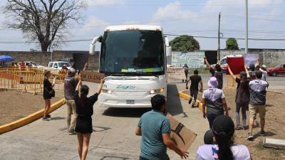 Los manifestantes ayudaron a un grupo de migrantes a escapar del autobús en que eran trasladados a un centro de detención en Chiapas.