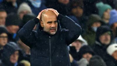 Pep Guardiola está sufriendo por la mala campaña del Manchester City en el fútbol de Inglaterra.