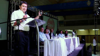 El presidente Juan O. Hernández pidió a la población denunciar cuando sean víctimas de robo de un teléfono y otros delitos.