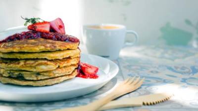 Servir los panqueques con las fresas.