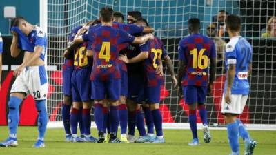 Los jugadores del Barcelona celebrando uno de los goles contra el Napoli. Foto AFP