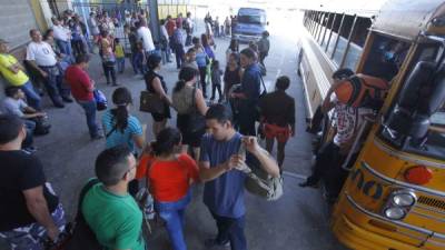 Cada 20 minutos llegaban buses llenos de pasajeros desde occidente a la terminal. Fotos: Wendell Escoto