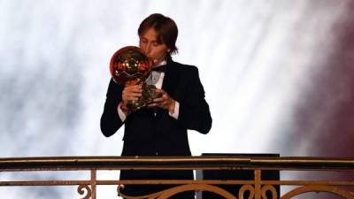 Luka Modric besando su Balón de Oro. Foto AFP
