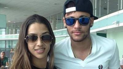 Neymar posó junto a su novia en el aeropuerto de Barcelona.