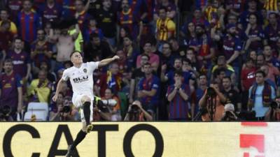 Kevin Gameiro festejando su anotación ante el lamento de los aficionados del Barcelona. FOTO AFP.