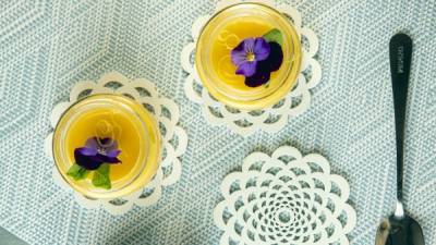 Agregar la crema de limón en los vasos y refrigerar por 10 minutos.