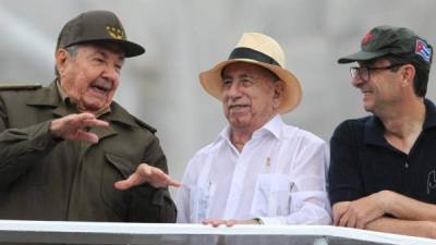 El vicepresidente de Cuba Machado Ventura (centro) con Raúl Castro.