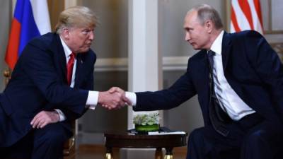 El presidente estadounidense, Donald Trump, enfrenta fuertes críticas en EEUU tras su cumbre con su homólogo de Rusia, Vladímir Putin, ampliamente criticada incluso dentro de su propio partido por la complacencia con la que trató al líder ruso.
