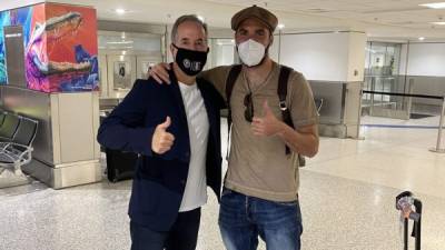 Jorge Mas, uno de los dueños del Inter Miami, dio la bienvenida a Gonzalo Higuaín en el aeropuerto de Miami.