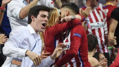 Yannick Carrasco festejó su gol con un tremendo beso a su novia. Foto EFE//Daniel Dal Zennaro