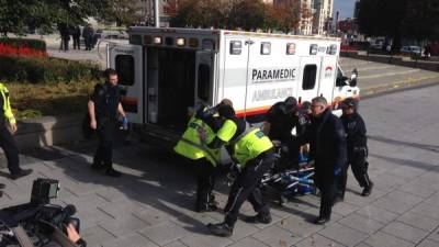 Los paramédicos trasladan a uno de los heridos durante el tiroteo registrado esta mañana en Canadá.