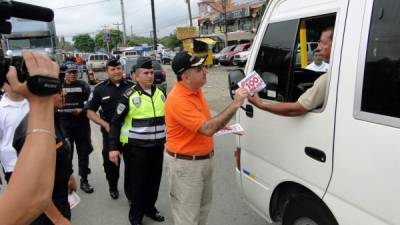 El alcalde Alexander López y oficiales de la Policía cuando socializaban el número 100 de emergencia. Fotos: Efraín Molina