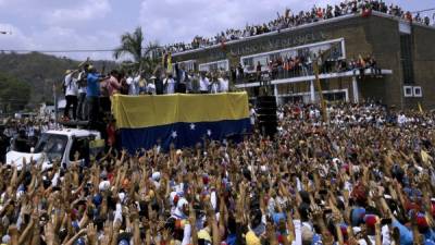 El presidente Guaidó con una gran cantidad de seguidores que repudian las políticas implementadas por Maduro. AFP