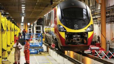 Un vistazo a las operaciones de mantenimiento de trenes de Alstom en Manchester, Inglaterra. Jeffrey Immelt, presidente ejecutivo de GE, viajó a París para tratar de salvar el acuerdo con Alstom.