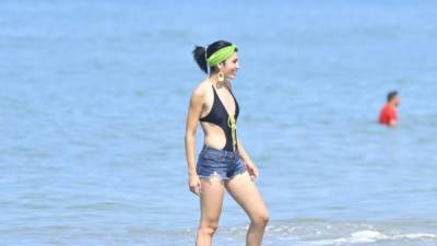 Una bella joven se pasea por las playas de La Ceiba.