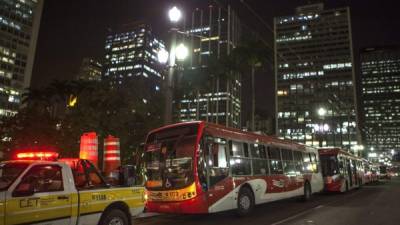 Autobuses urbanos bloquean ayer una avenida en Sao Paulo, Brasil.