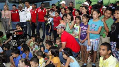 La plantilla del Marathón visitó el Hogar de Niños Emanuel.