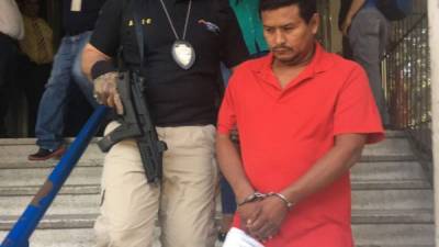 Ayer, Carlos Roberto Barnica fue detenido y llevado a la Fiscalía por agentes de la Atic.