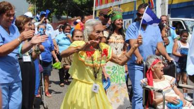 Los adultos mayores del asilo mostraron bastante entusiasmo durante el pequeño desfile.