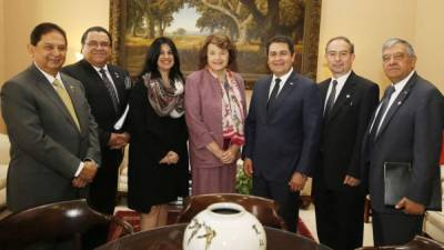 El presidente de Honduras, Juan Orlando Hernández, junto a su gabinete con la senadora demócrata Dianne Feinstein.