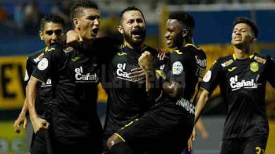 Jugadores del Real España festejando el primer gol de Leverón.