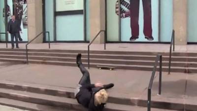 El cantante Justin Bieber se cayó mientras practicaba con su patineta en Nueva York.